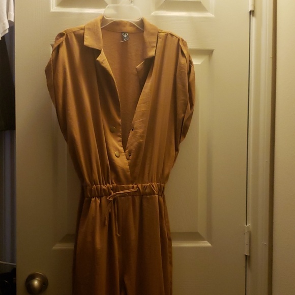 Cute tan pants romper - Picture 3 of 4